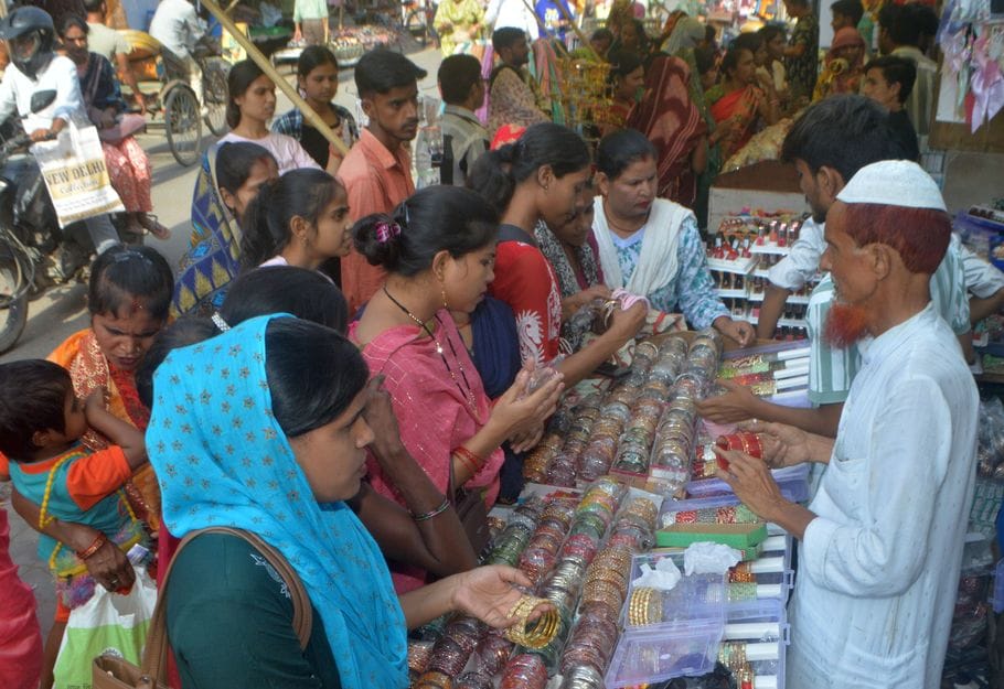 फोटो-10- सिनेमा रोड पर मेहंदी लगवाती महिलाएं। संवाद