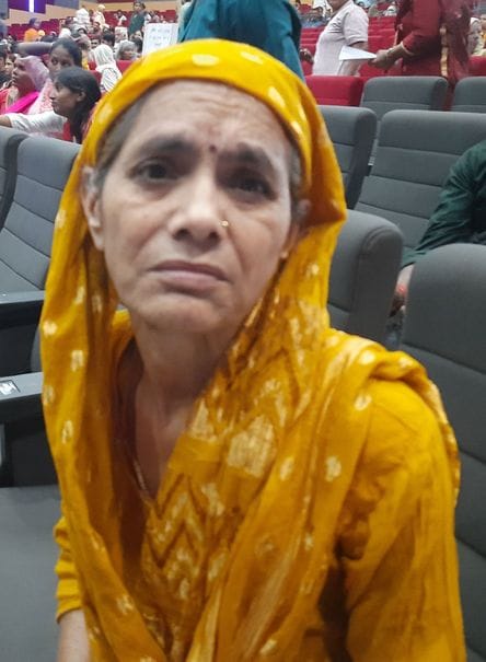 फोटो 11: सोनीपत के मुरथल विश्वविद्यालय में ईडब्ल्यूएस फ्लैट के ड्रा आवंटन के दौरान लोगों को संब