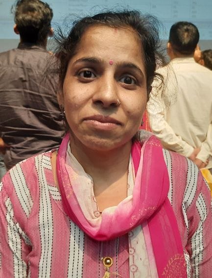 फोटो 11: सोनीपत के मुरथल विश्वविद्यालय में ईडब्ल्यूएस फ्लैट के ड्रा आवंटन के दौरान लोगों को संब