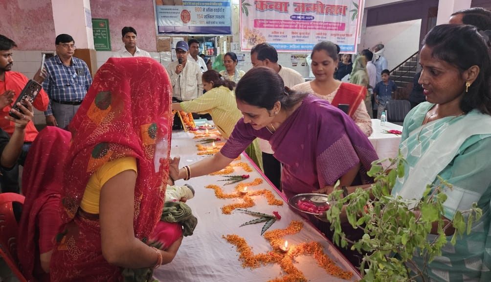 फोटो-21,ब्लॉक कार्यालय में अन्नप्राशन करवाती महिला आयोग की सदस्य सुनीता सैनी।संवाद फोटो-21,ब्लॉक कार्यालय में अन्नप्राशन करवाती महिला आयोग की सदस्य सुनीता सैनी।संवाद