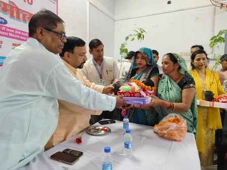 फोटो-21,ब्लॉक कार्यालय में अन्नप्राशन करवाती महिला आयोग की सदस्य सुनीता सैनी।संवाद फोटो-21,ब्लॉक कार्यालय में अन्नप्राशन करवाती महिला आयोग की सदस्य सुनीता सैनी।संवाद