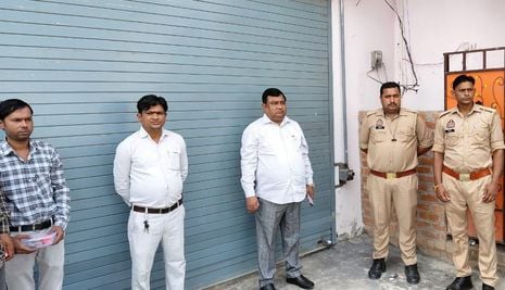 फोटो-23-कछौना में निजी अस्पताल के बाहर मौजूद मृतक के परिजन। संवाद