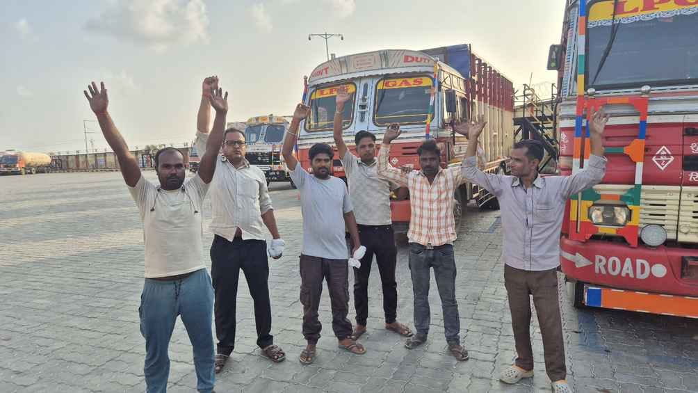 फोटो-24, गैस प्लांट के बाहर खड़े ट्रक। संवाद फोटो-24, गैस प्लांट के बाहर खड़े ट्रक। संवाद