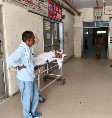 फोटो-5- इमरजेंसी गेट पर स्ट्रेचर न मिलने पर गोद में बच्ची को लिए बैठी मां। संवाद फोटो-5- इमरजेंसी गेट पर स्ट्रेचर न मिलने पर गोद में बच्ची को लिए बैठी मां। संवाद
