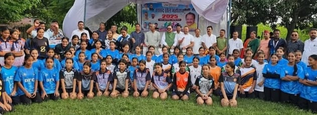 फोटो। बिंदुखत्ता में आयोजित सांसद खेल महोत्सव में विजयी प्रतिभागियों को सम्मानित करते सांसद अजय फोटो। बिंदुखत्ता में आयोजित सांसद खेल महोत्सव में विजयी प्रतिभागियों को सम्मानित करते सांसद अजय