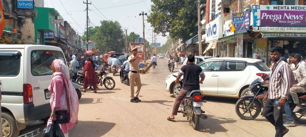 फोटो संख्या:56-त्योहारी सीजन  को लेकर सब्जी मंडी रोड पर  लगी लोगों की भीड़--संवाद