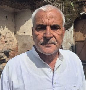 फोटो संख्या:75- कनीना मंडी में मलबे से चांदी के सिक्के निकाते ग्रामीण--संवाद फोटो संख्या:75- कनीना मंडी में मलबे से चांदी के सिक्के निकाते ग्रामीण--संवाद