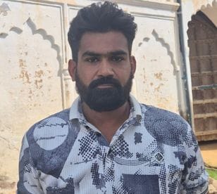 फोटो संख्या:75- कनीना मंडी में मलबे से चांदी के सिक्के निकाते ग्रामीण--संवाद फोटो संख्या:75- कनीना मंडी में मलबे से चांदी के सिक्के निकाते ग्रामीण--संवाद