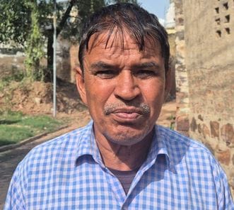 फोटो संख्या:75- कनीना मंडी में मलबे से चांदी के सिक्के निकाते ग्रामीण--संवाद फोटो संख्या:75- कनीना मंडी में मलबे से चांदी के सिक्के निकाते ग्रामीण--संवाद