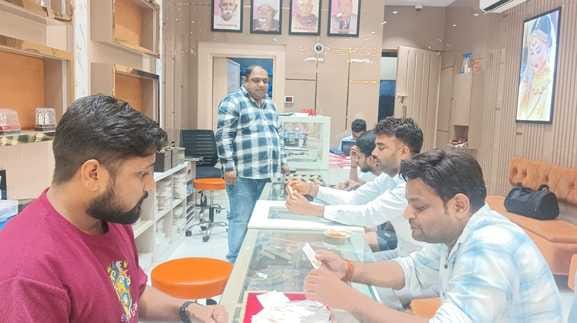 गांधीनगर में करवा चौथ की खरीदारी करती महिलाएं- संवाद गांधीनगर में करवा चौथ की खरीदारी करती महिलाएं- संवाद
