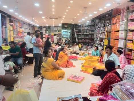 गांधीनगर में करवा चौथ की खरीदारी करती महिलाएं- संवाद गांधीनगर में करवा चौथ की खरीदारी करती महिलाएं- संवाद