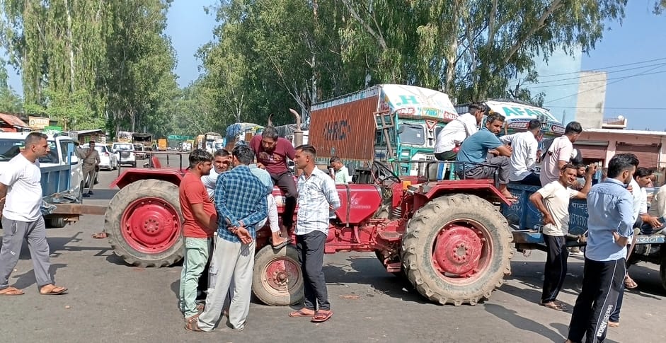 हल्दौर में बुधवार की रात पटियाला ढाबे पर हमले में युवक की मौत के विरोध में जाम लगा रहे ग्रामीणो