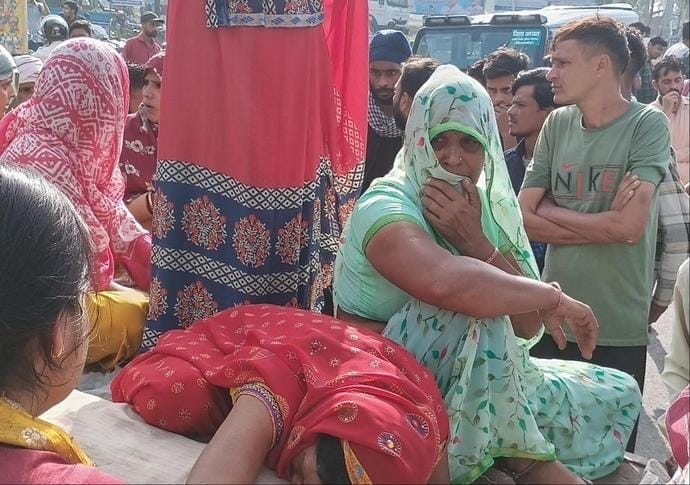 हल्दौर में बुधवार की रात पटियाला ढाबे पर हमले में युवक की मौत के विरोध में जाम लगा रहे ग्रामीणो