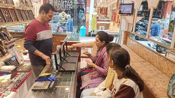 हमीरपुर बाजार में करवा चौथ के व्रत पर खरीदारी करते हुए लोग । संवाद हमीरपुर बाजार में करवा चौथ के व्रत पर खरीदारी करते हुए लोग । संवाद
