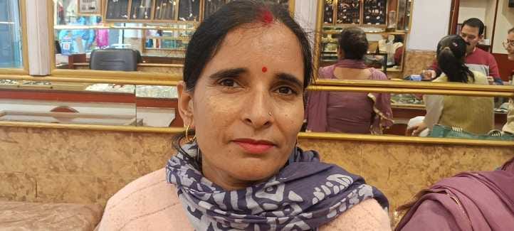हमीरपुर बाजार में करवा चौथ के व्रत पर खरीदारी करते हुए लोग । संवाद हमीरपुर बाजार में करवा चौथ के व्रत पर खरीदारी करते हुए लोग । संवाद