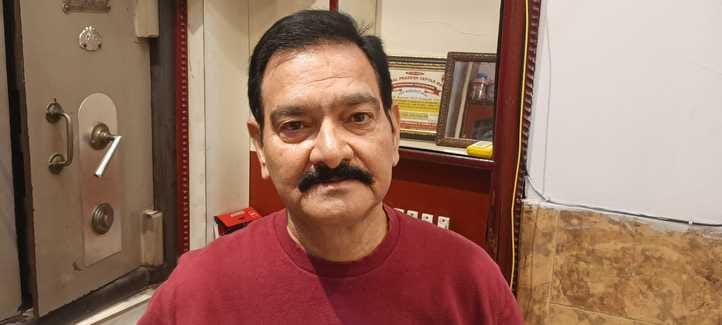 हमीरपुर बाजार में करवा चौथ के व्रत पर खरीदारी करते हुए लोग । संवाद हमीरपुर बाजार में करवा चौथ के व्रत पर खरीदारी करते हुए लोग । संवाद