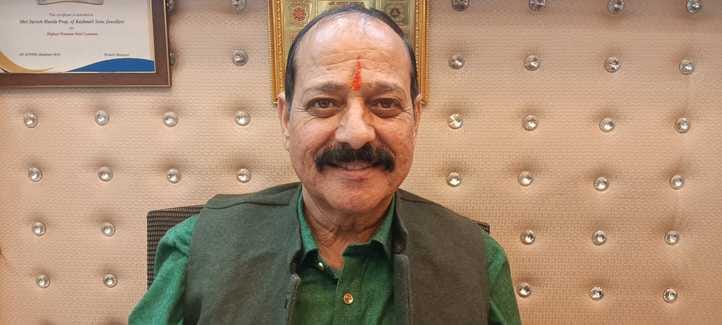 हमीरपुर बाजार में करवा चौथ के व्रत पर खरीदारी करते हुए लोग । संवाद हमीरपुर बाजार में करवा चौथ के व्रत पर खरीदारी करते हुए लोग । संवाद