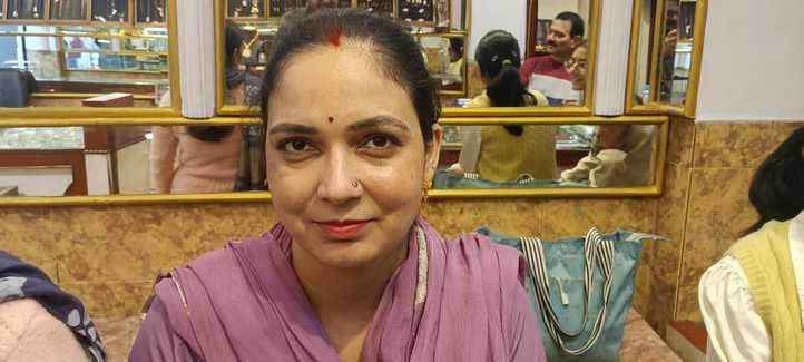 हमीरपुर बाजार में करवा चौथ के व्रत पर खरीदारी करते हुए लोग । संवाद हमीरपुर बाजार में करवा चौथ के व्रत पर खरीदारी करते हुए लोग । संवाद