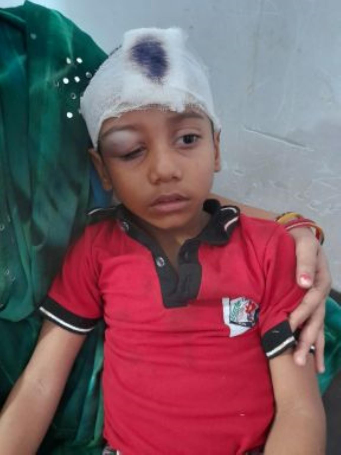 हादसे के बाद खड़ी डीसीएम, क्षतिग्रस्त स्कूल वैन, घायल छात्र व वैन चालक।