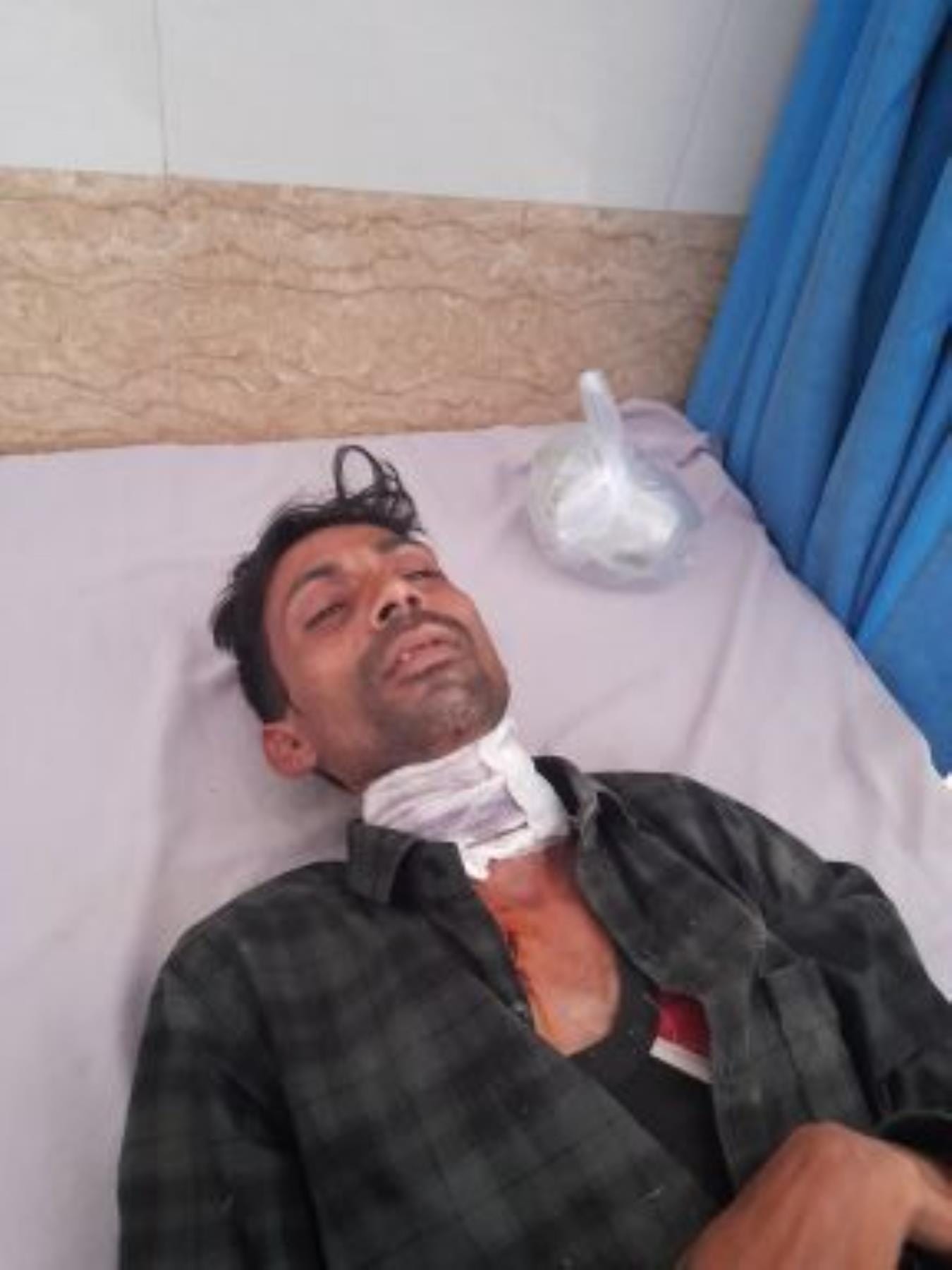 हादसे के बाद खड़ी डीसीएम, क्षतिग्रस्त स्कूल वैन, घायल छात्र व वैन चालक।