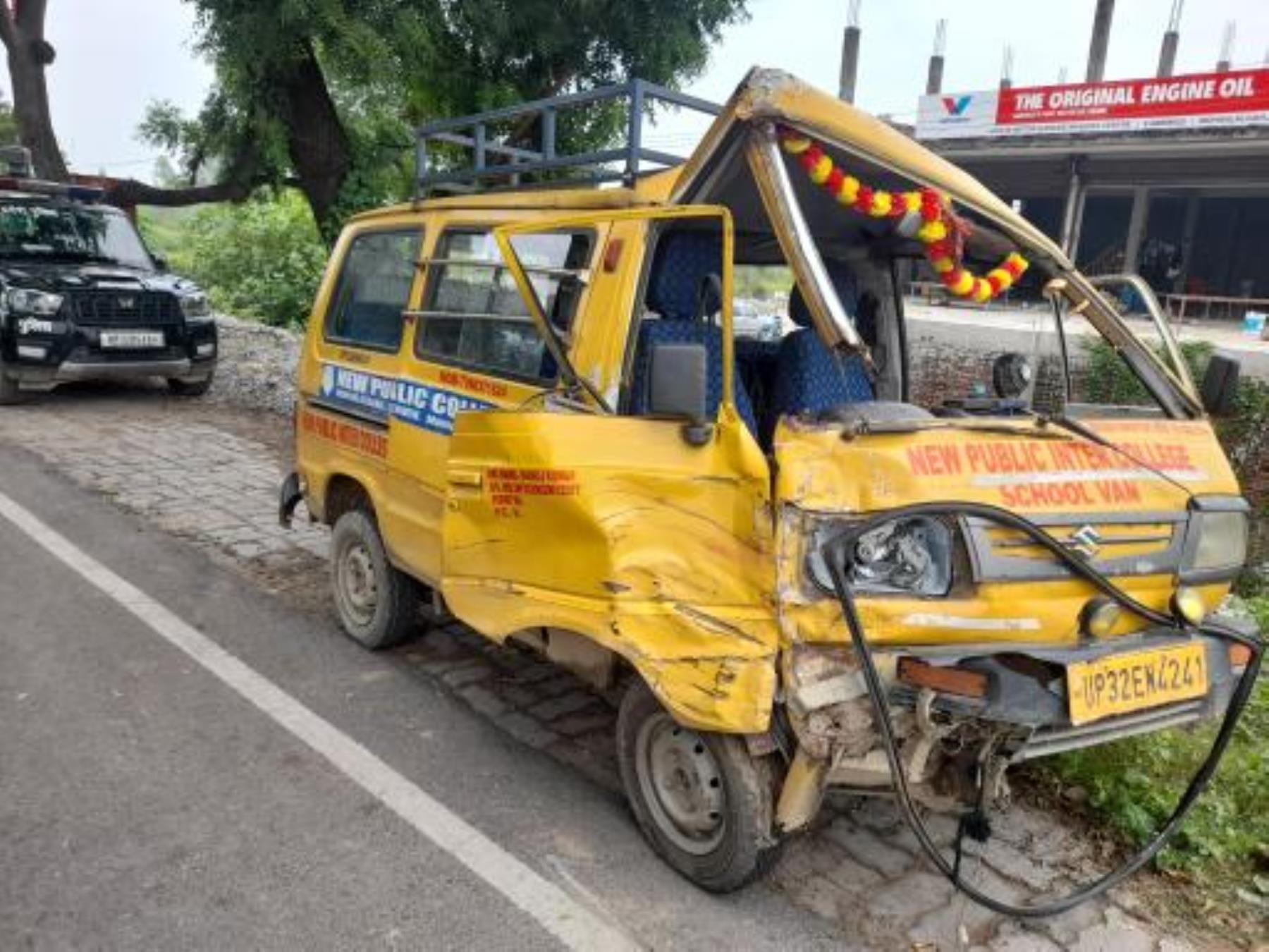 हादसे के बाद खड़ी डीसीएम, क्षतिग्रस्त स्कूल वैन, घायल छात्र व वैन चालक।