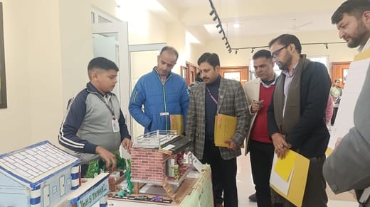 ज्योरा स्कूल के कर्ण को सुरक्षित निर्माण मॉडल स्पर्धा में तीसरे स्थान पर रहने पर सम्मानित करते ज्योरा स्कूल के कर्ण को सुरक्षित निर्माण मॉडल स्पर्धा में तीसरे स्थान पर रहने पर सम्मानित करते