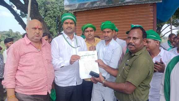 कलक्ट्रेट में प्रदर्शन करते किसान यूनियन के पदाधिकारी। स्रोत- संगठन