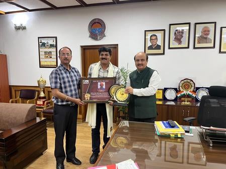 कुरुक्षेत्र। अवार्ड मिलने पर कुलपति प्रो सोमनाथ सचदेवा डॉ महासिंह पूनिया को बधाई देते हुए। स्वय कुरुक्षेत्र। अवार्ड मिलने पर कुलपति प्रो सोमनाथ सचदेवा डॉ महासिंह पूनिया को बधाई देते हुए। स्वय