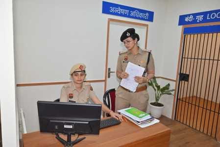कुरुक्षेत्र। प्रदर्शनी में आयोजित शो में अभिनय करती महिला पुलिसकर्मी। प्रवक्ता कुरुक्षेत्र। प्रदर्शनी में आयोजित शो में अभिनय करती महिला पुलिसकर्मी। प्रवक्ता