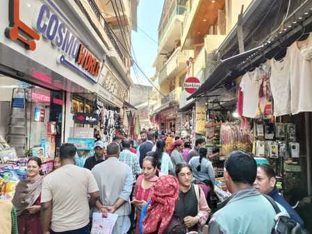 करवा चौथ को लेकर रामपुर बाजार में लोगों की भीड़: संवाद