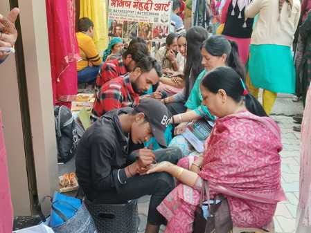 करवा चौथ को लेकर रामपुर बाजार में लोगों की भीड़: संवाद