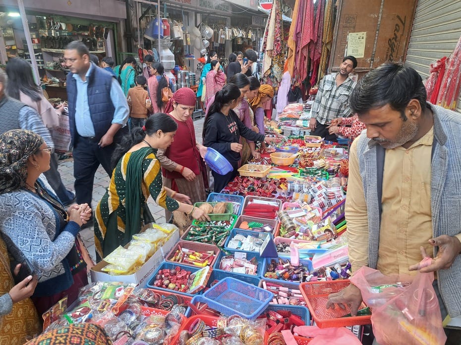 करवा चौथ को लेकर रामपुर बाजार में लोगों की भीड़: संवाद