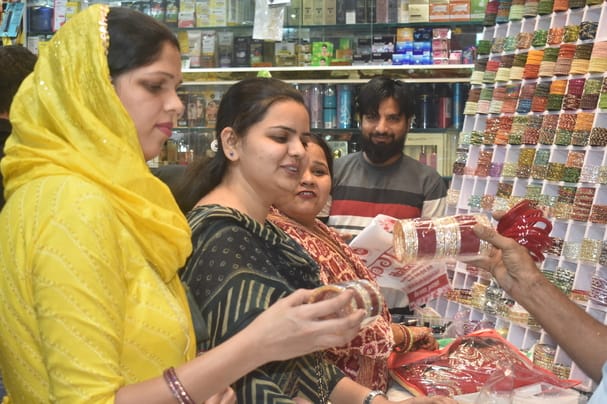 खुर्जा के डोरी मोहल्ला में मेहंदी लगवाती महिलाएं । संवाद