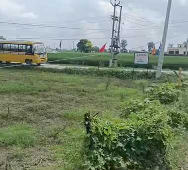 लटकती तारों को दिखाते ग्रामीण