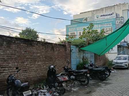 लटकती तारों को दिखाते ग्रामीण