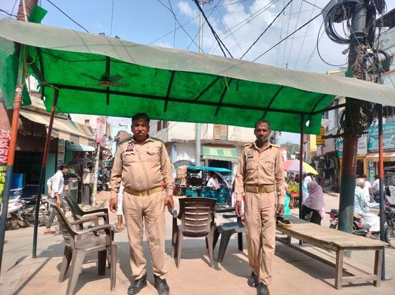 लावेला चौक पर लगा बैरियर। संवाद लावेला चौक पर लगा बैरियर। संवाद