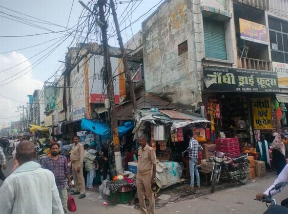 लावेला चौक पर लगा बैरियर। संवाद लावेला चौक पर लगा बैरियर। संवाद