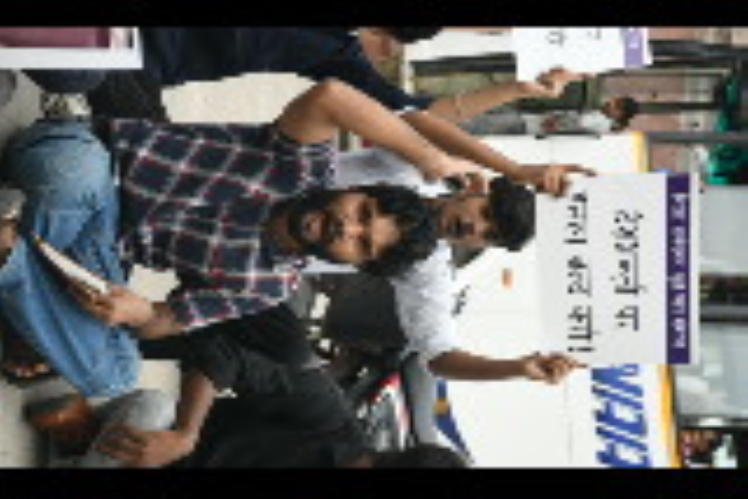 लविवि के गेट नंबर तीन पर प्रदर्शन करते छात्रों को रोकती पुलिस। लविवि के गेट नंबर तीन पर प्रदर्शन करते छात्रों को रोकती पुलिस।