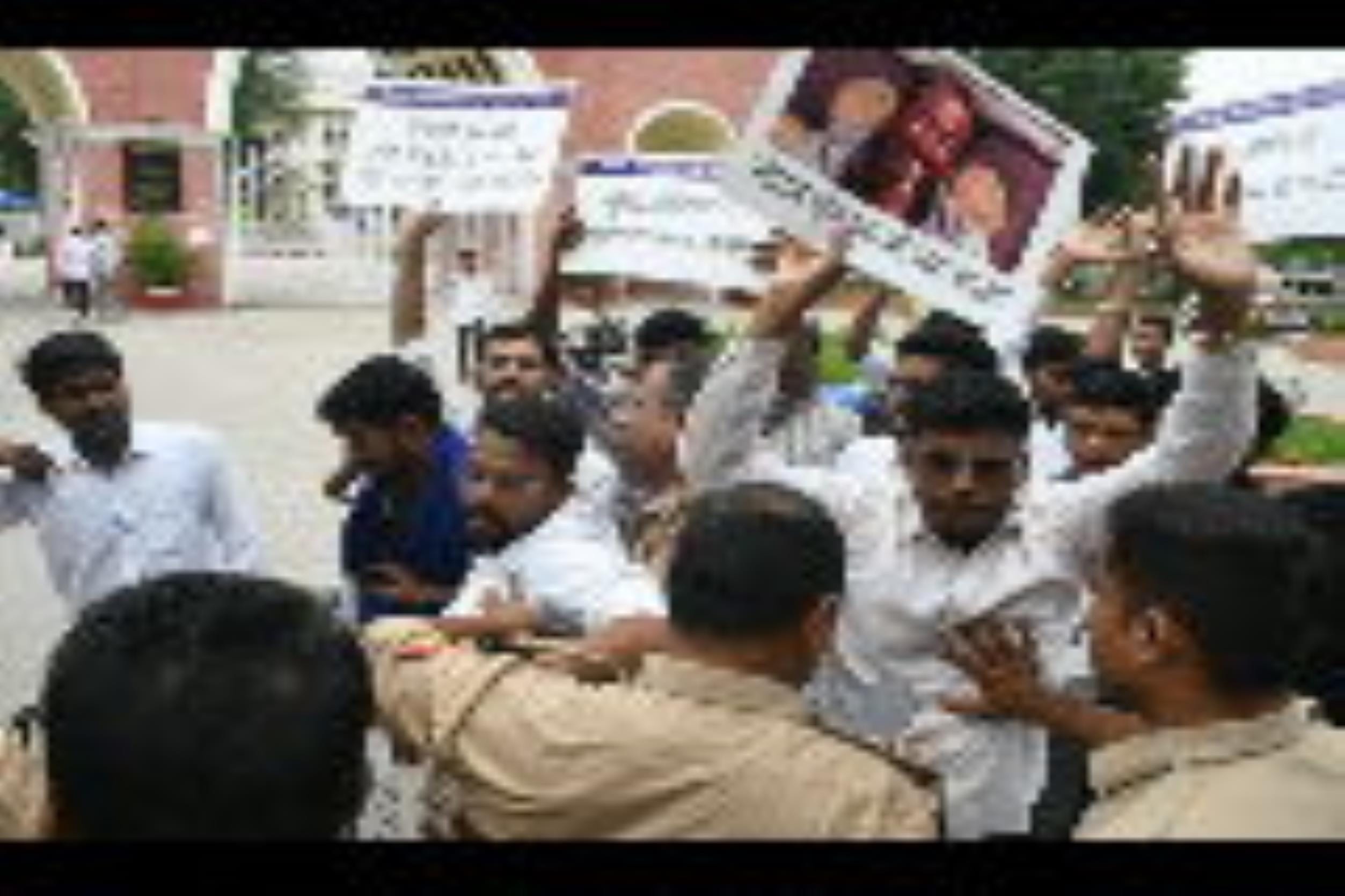 लविवि के गेट नंबर तीन पर प्रदर्शन करते छात्रों को रोकती पुलिस। लविवि के गेट नंबर तीन पर प्रदर्शन करते छात्रों को रोकती पुलिस।