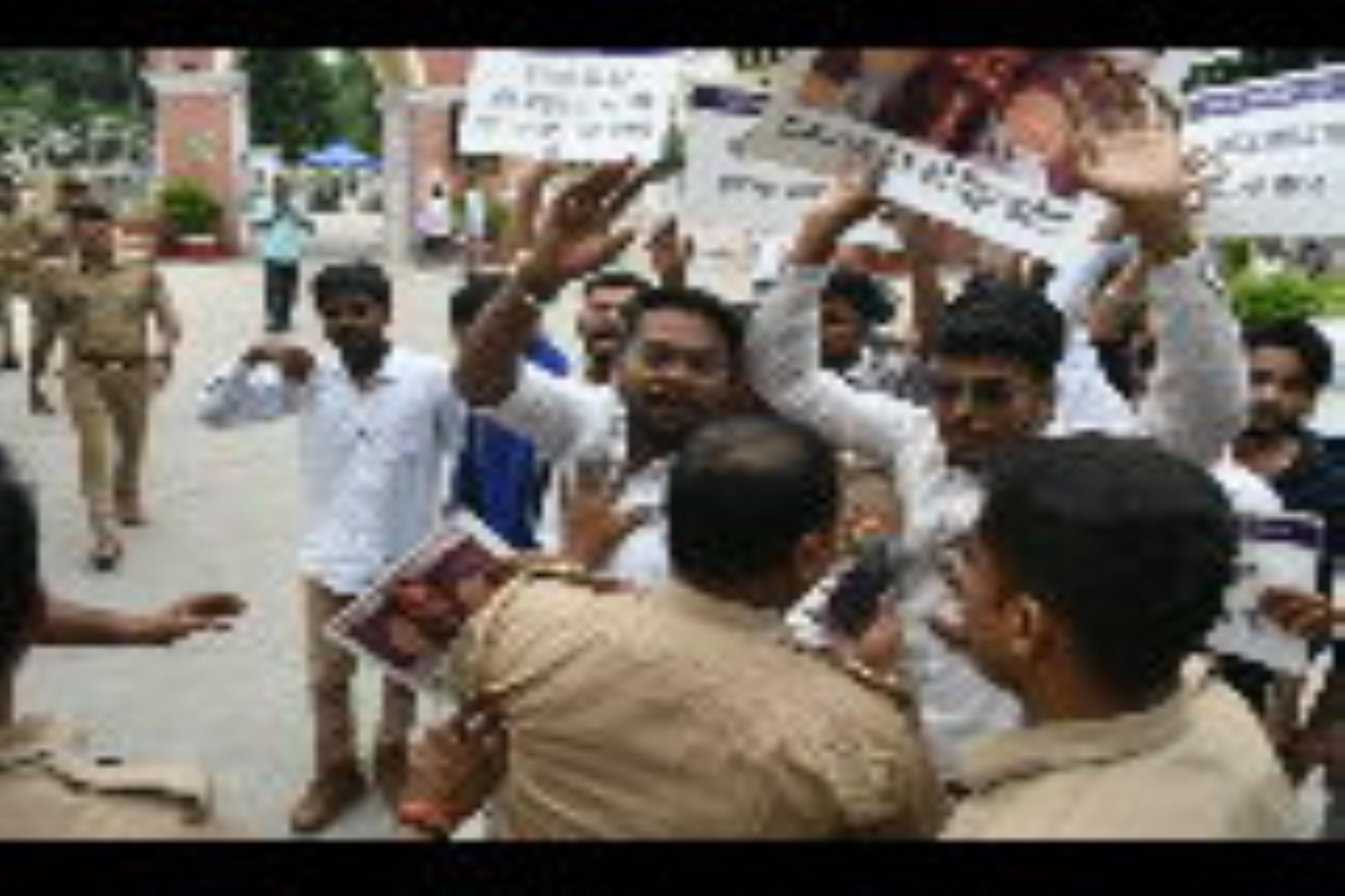लविवि के गेट नंबर तीन पर प्रदर्शन करते छात्रों को रोकती पुलिस। लविवि के गेट नंबर तीन पर प्रदर्शन करते छात्रों को रोकती पुलिस।
