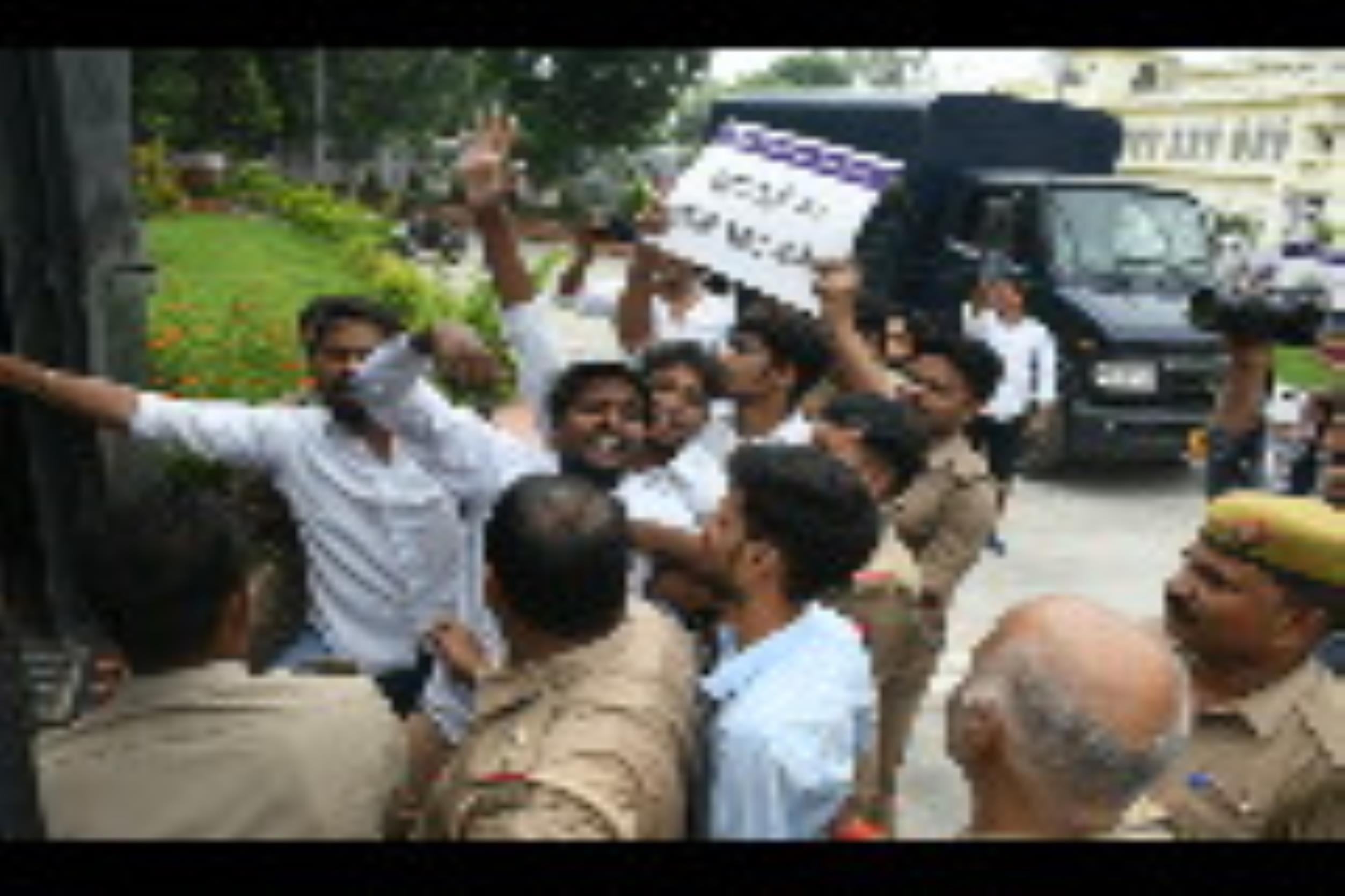 लविवि के गेट नंबर तीन पर प्रदर्शन करते छात्रों को रोकती पुलिस। लविवि के गेट नंबर तीन पर प्रदर्शन करते छात्रों को रोकती पुलिस।