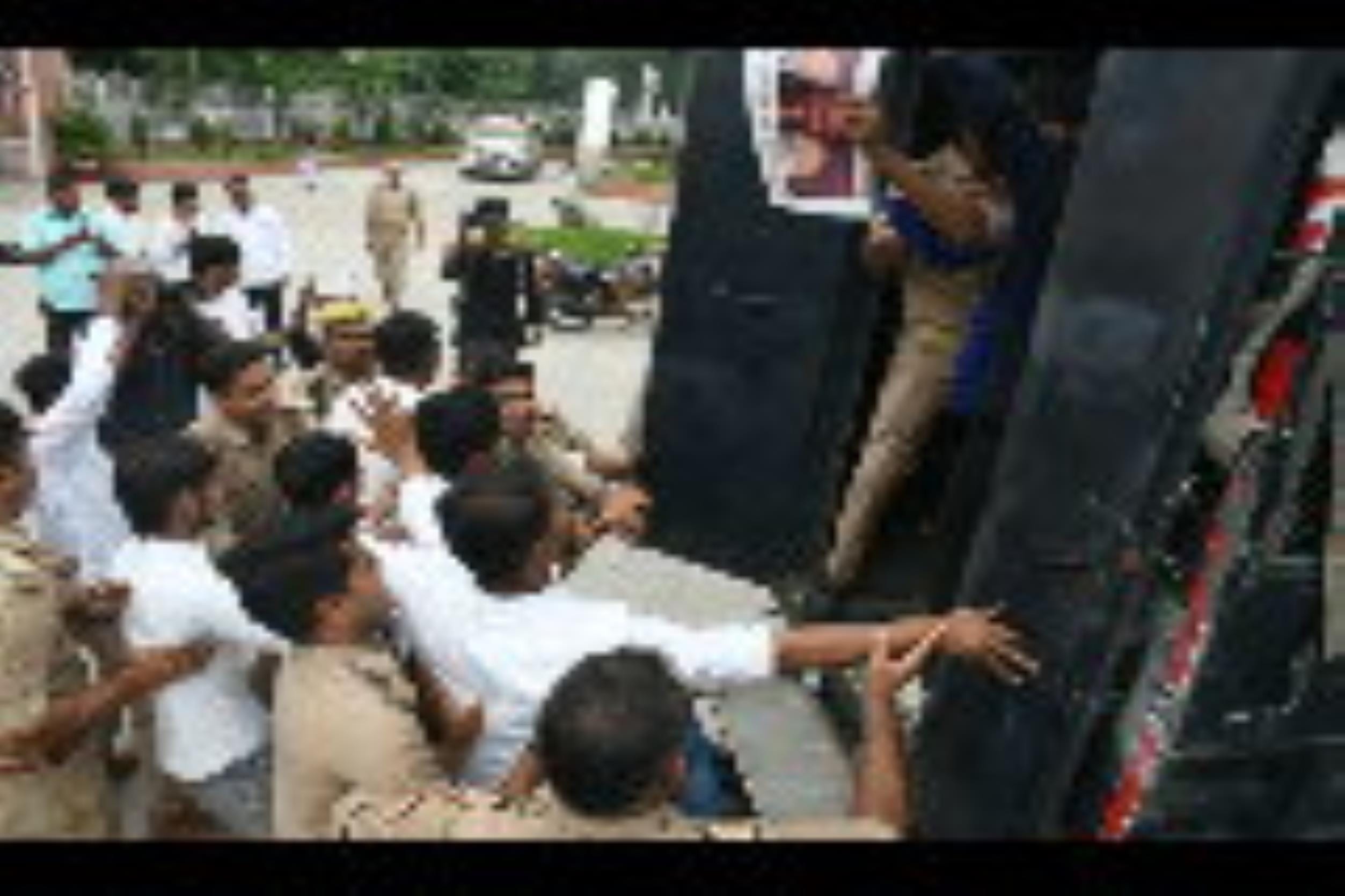 लविवि के गेट नंबर तीन पर प्रदर्शन करते छात्रों को रोकती पुलिस। लविवि के गेट नंबर तीन पर प्रदर्शन करते छात्रों को रोकती पुलिस।