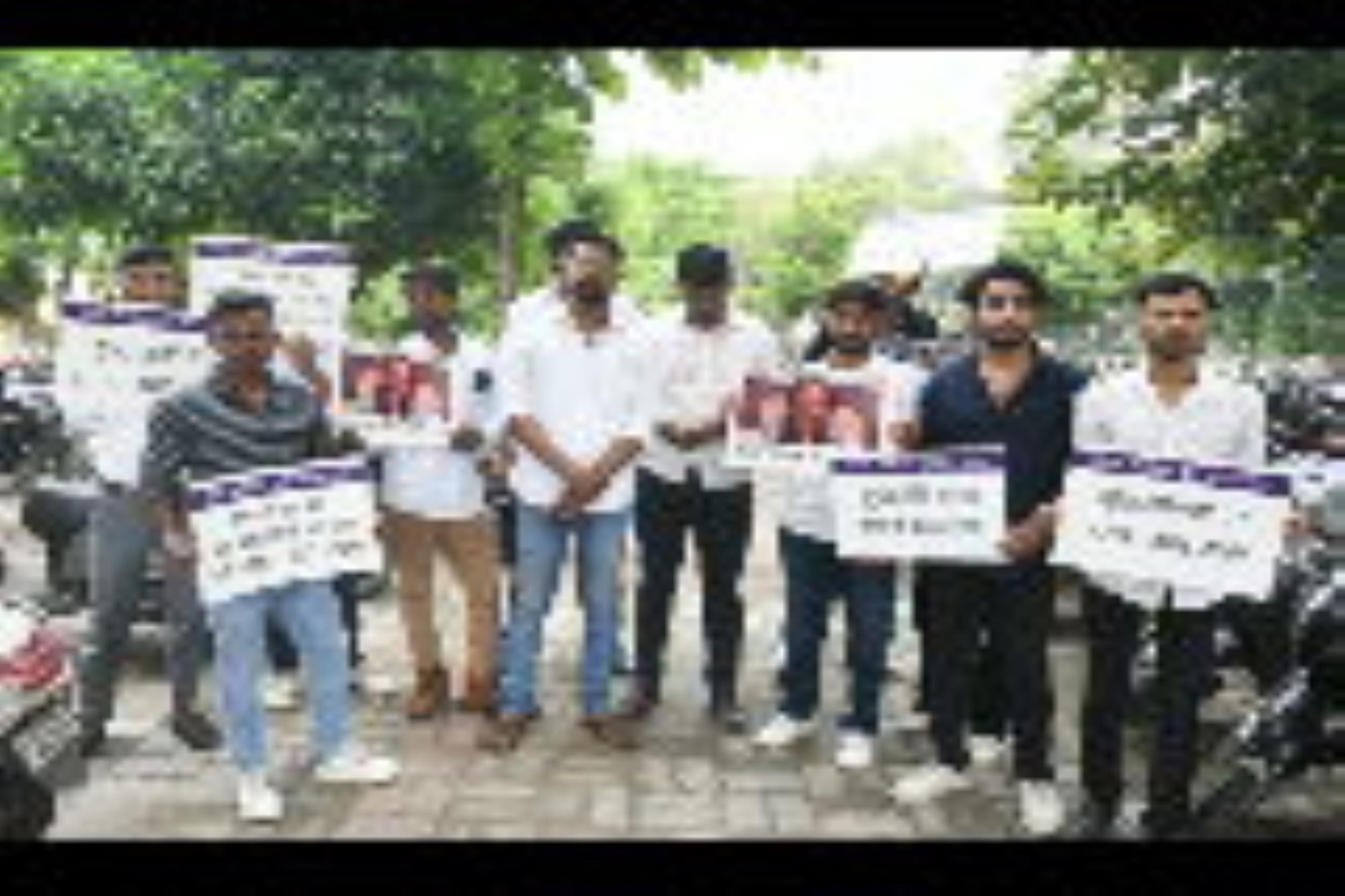 लविवि के गेट नंबर तीन पर प्रदर्शन करते छात्रों को रोकती पुलिस। लविवि के गेट नंबर तीन पर प्रदर्शन करते छात्रों को रोकती पुलिस।