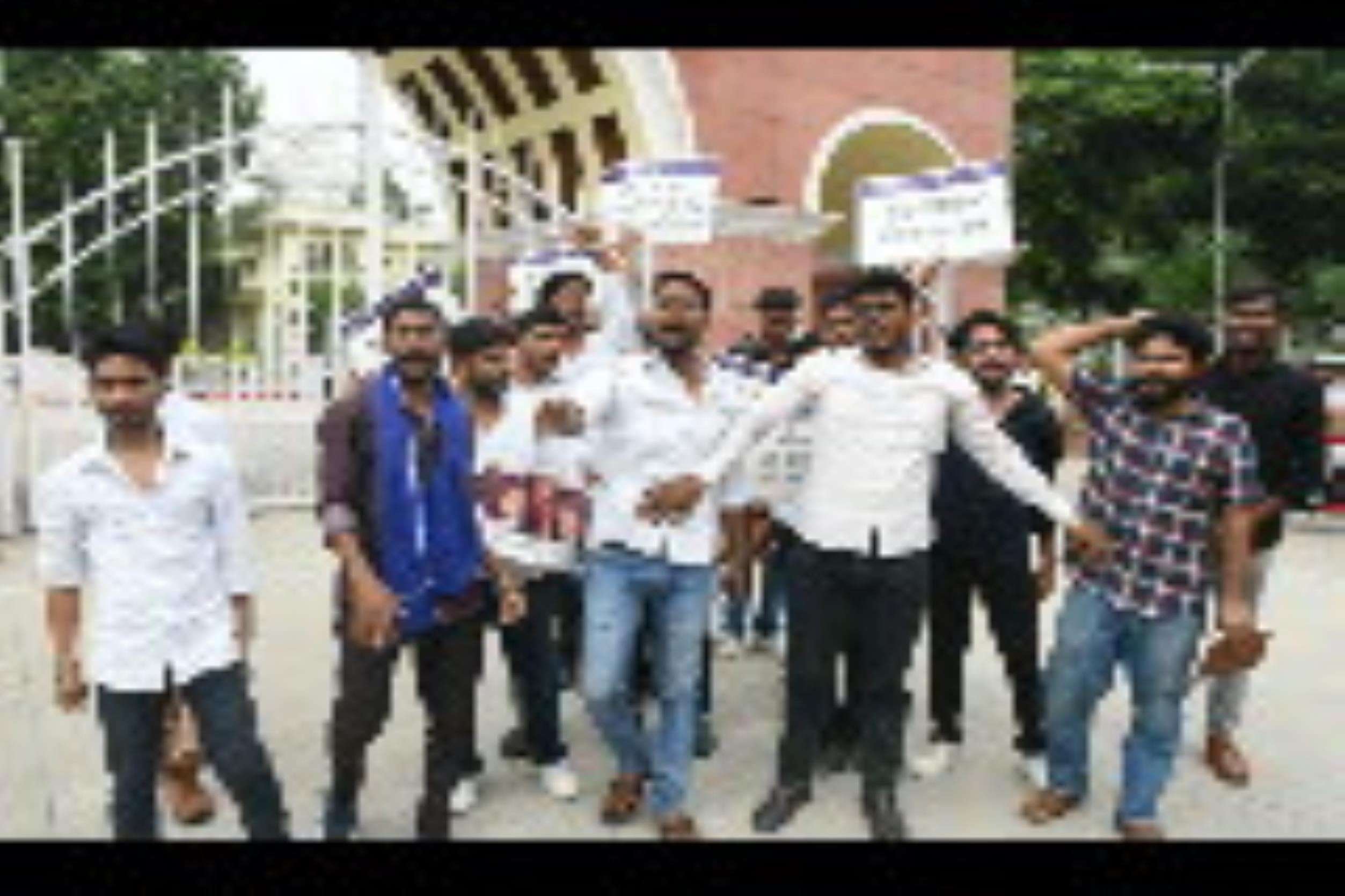 लविवि के गेट नंबर तीन पर प्रदर्शन करते छात्रों को रोकती पुलिस। लविवि के गेट नंबर तीन पर प्रदर्शन करते छात्रों को रोकती पुलिस।