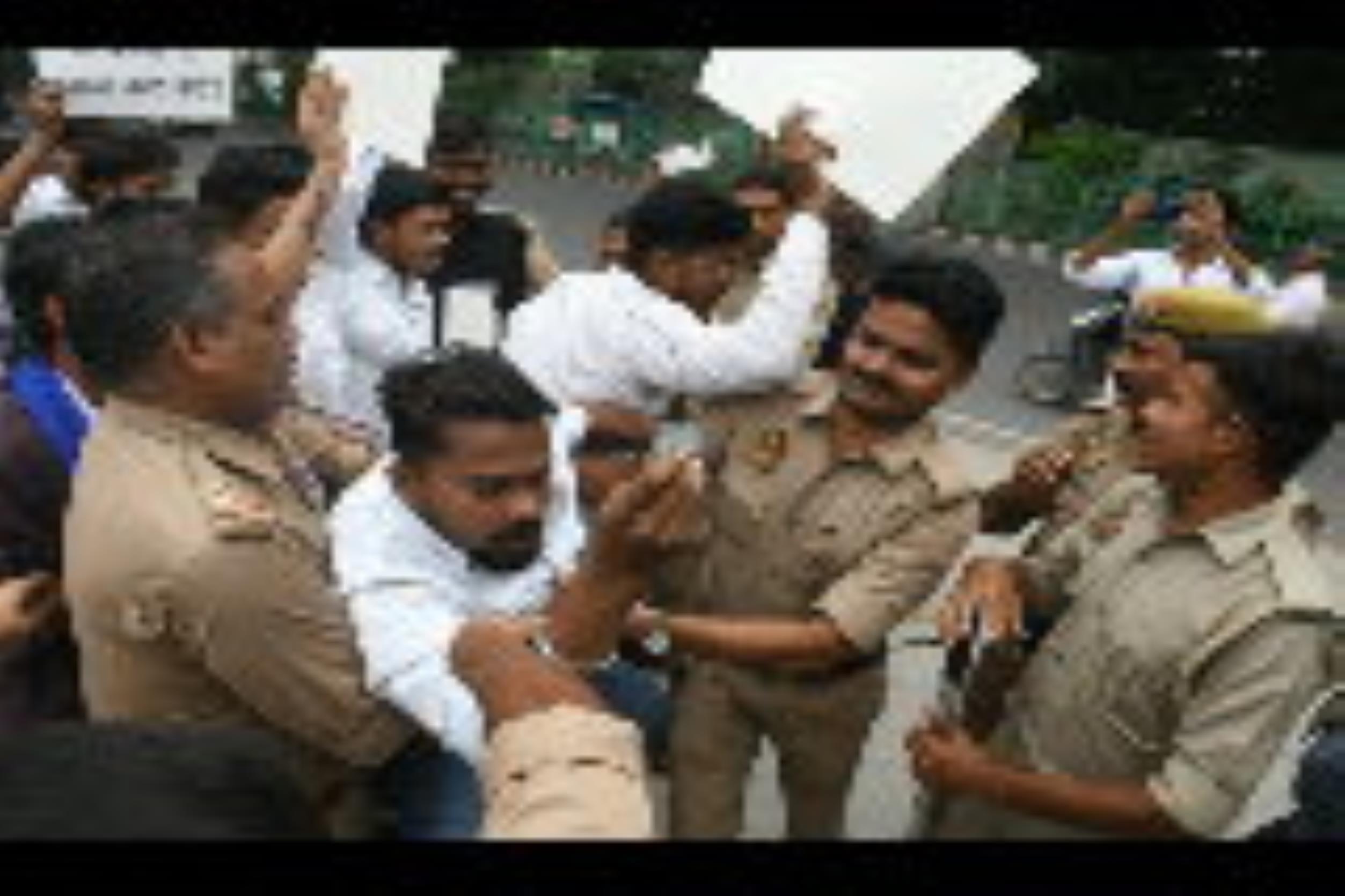 लविवि के गेट नंबर तीन पर प्रदर्शन करते छात्रों को रोकती पुलिस। लविवि के गेट नंबर तीन पर प्रदर्शन करते छात्रों को रोकती पुलिस।