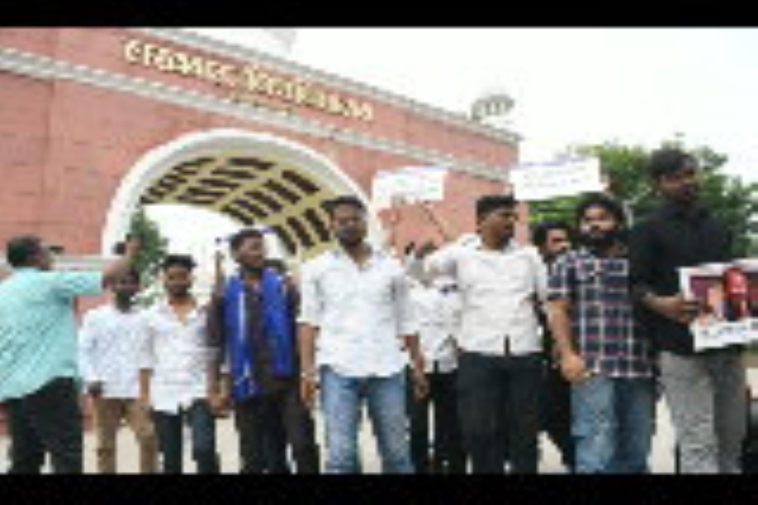 लविवि के गेट नंबर तीन पर प्रदर्शन करते छात्रों को रोकती पुलिस। लविवि के गेट नंबर तीन पर प्रदर्शन करते छात्रों को रोकती पुलिस।