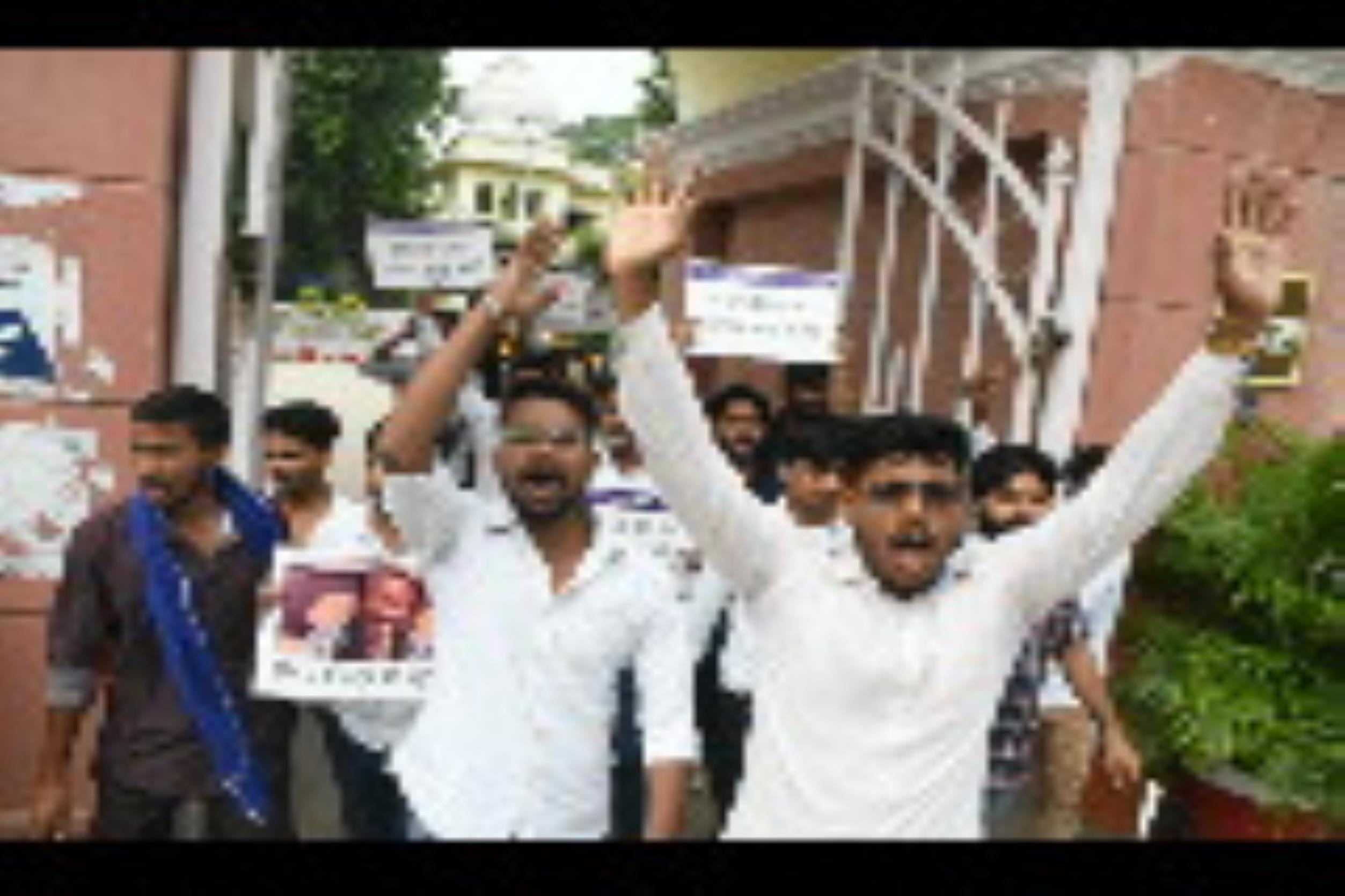 लविवि के गेट नंबर तीन पर प्रदर्शन करते छात्रों को रोकती पुलिस। लविवि के गेट नंबर तीन पर प्रदर्शन करते छात्रों को रोकती पुलिस।