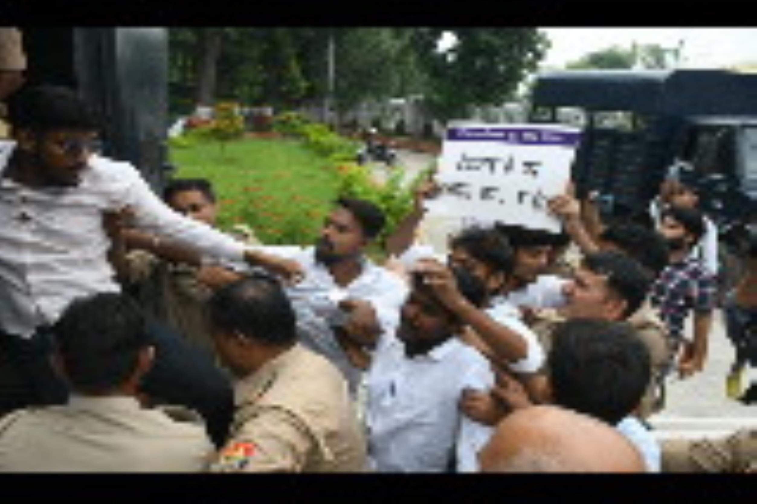 लविवि के गेट नंबर तीन पर प्रदर्शन करते छात्रों को रोकती पुलिस। लविवि के गेट नंबर तीन पर प्रदर्शन करते छात्रों को रोकती पुलिस।