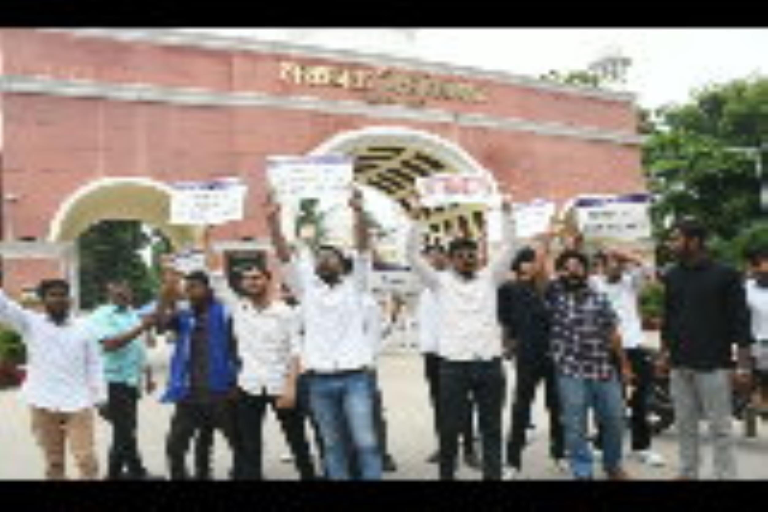 लविवि के गेट नंबर तीन पर प्रदर्शन करते छात्रों को रोकती पुलिस। लविवि के गेट नंबर तीन पर प्रदर्शन करते छात्रों को रोकती पुलिस।