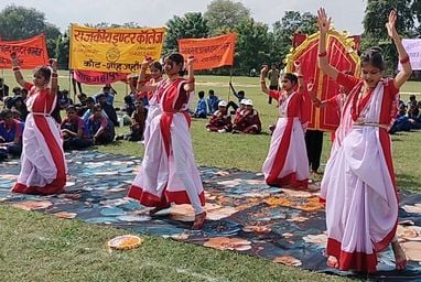 माध्यमिक शिक्षा विभाग की जनपदीय खेलकूद रैली में दौड़ में प्रतिभाग करते छात्र। संवाद